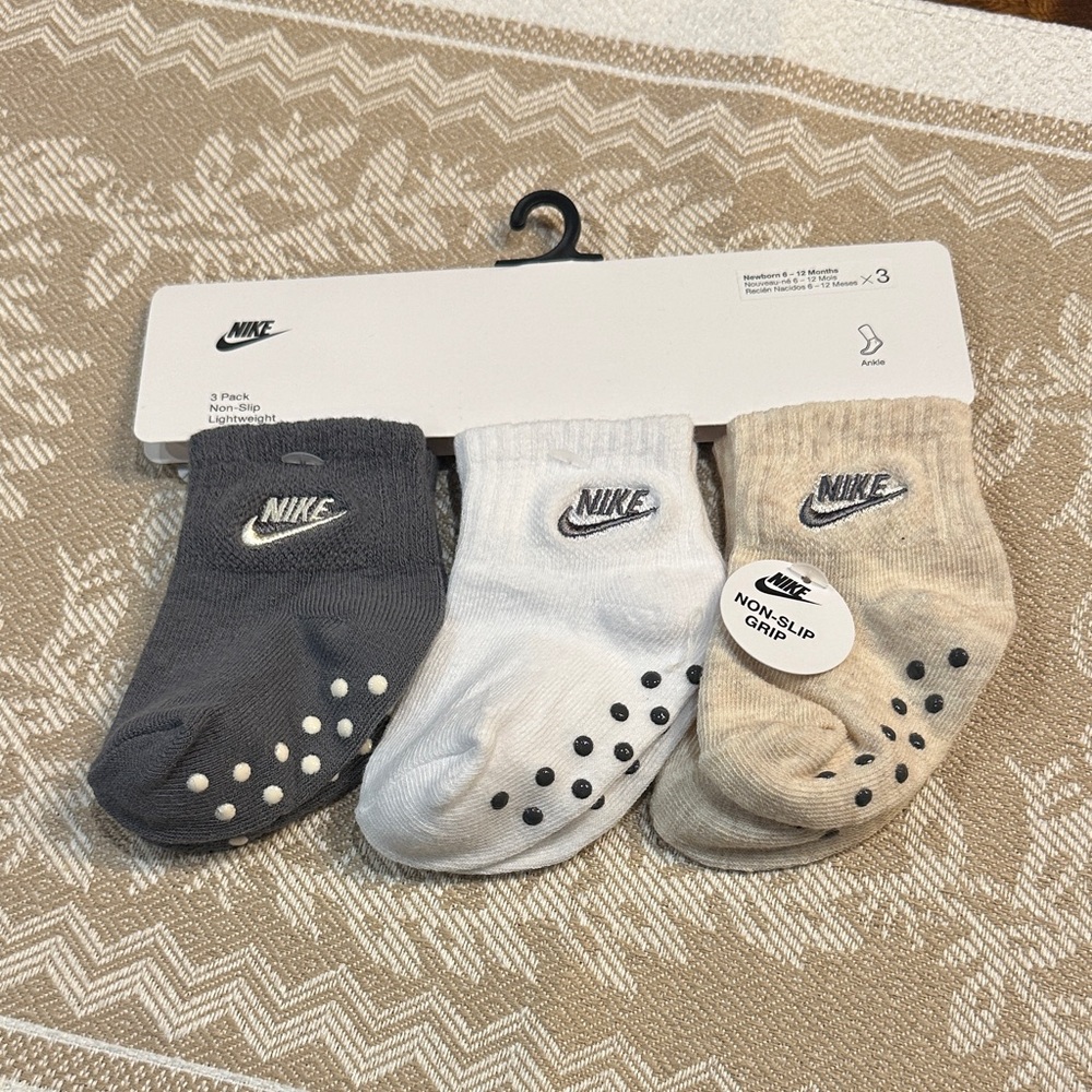 Nike Baby Sock 3-Pack in Cream, Light Gray & White